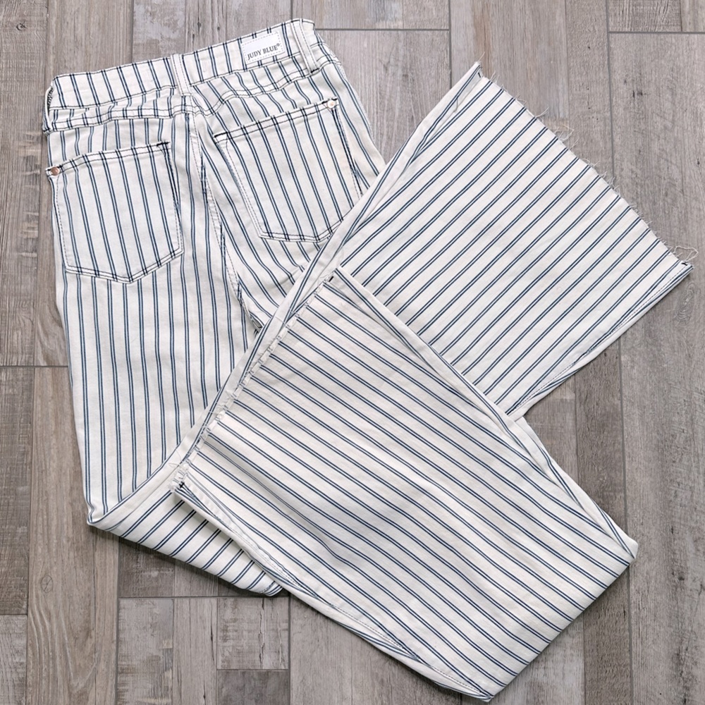 Judy Blue Pinstripe Flares 24L - Picture 3 of 3